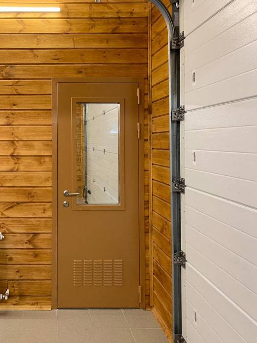 Дверь со стеклом и вентиляцией снаружи