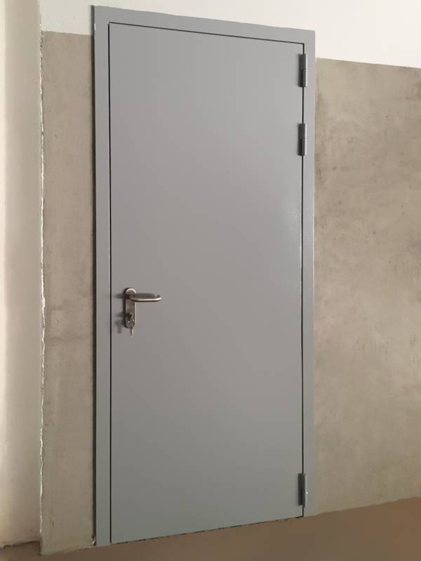 Серая дверь с внешней стороны (пожарное депо)